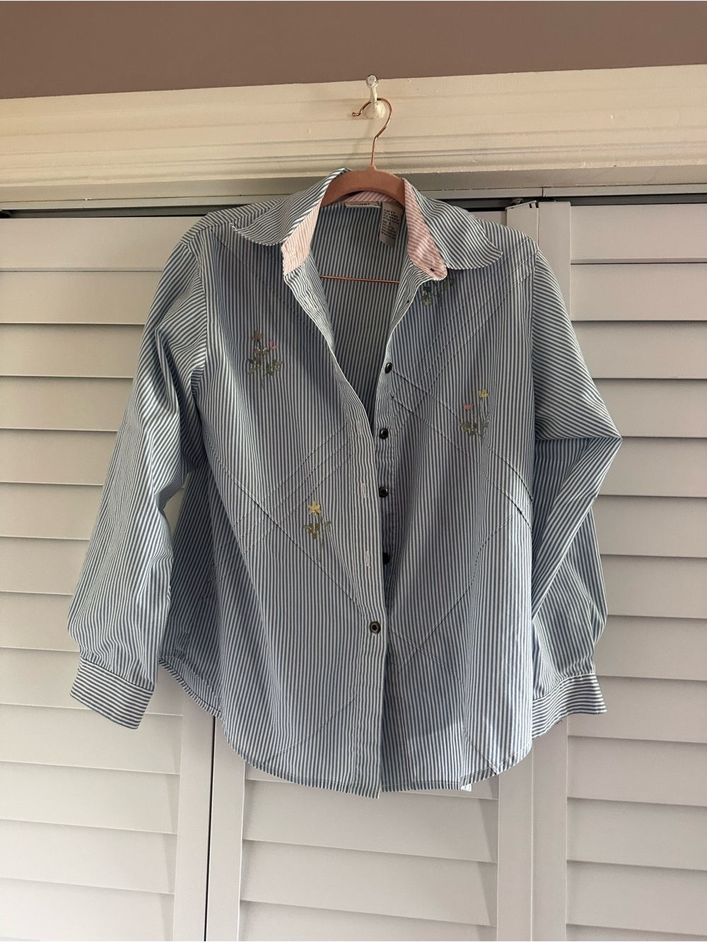 VTG Women’s Blue Stripe Button-Up Shirt with Floral Hand Embroidery
